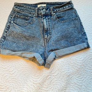 light wash 💙 jean shorts 
francesca’s boutique ~ tgla brand